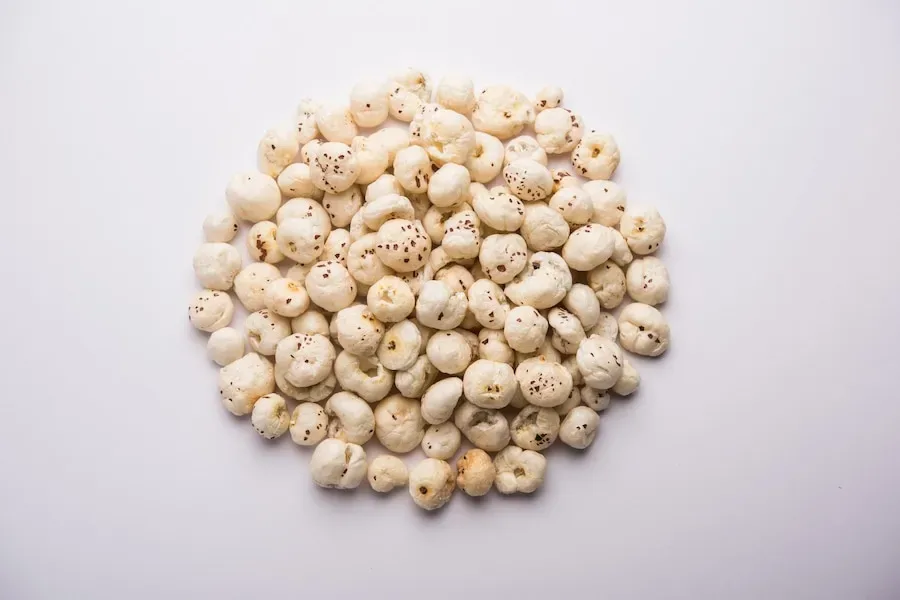 How do the low-calorie and low-fat properties of makhana contribute to guilt-free snacking?