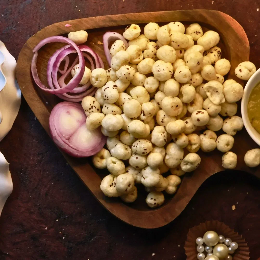 How should you store cream and onion makhana to maintain their freshness and crunch?