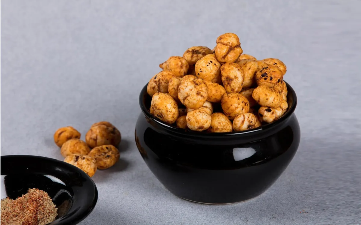What are the specific health benefits of consuming peri-peri makhana regularly?
