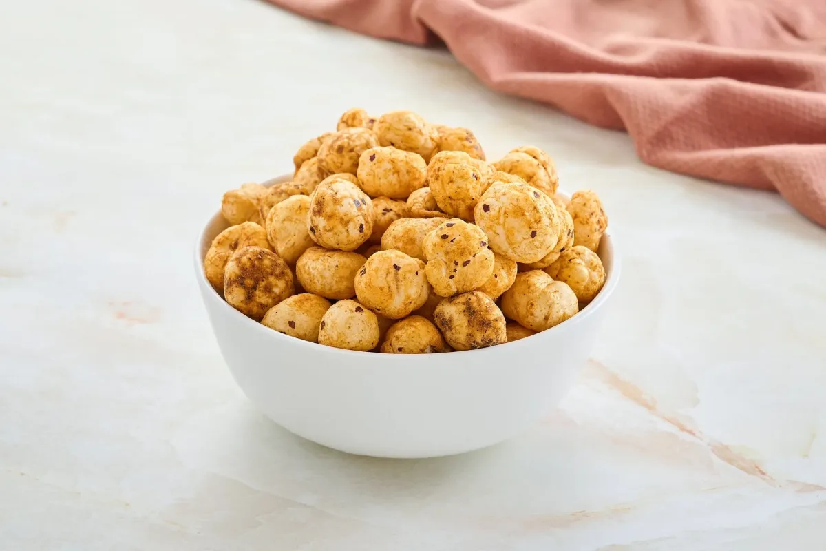 How does the zesty flavor profile of peri-peri makhana appeal to different taste preferences?