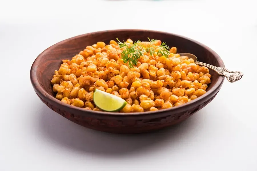 What are the different ways to enjoy crispy fried corn apart from snacking?