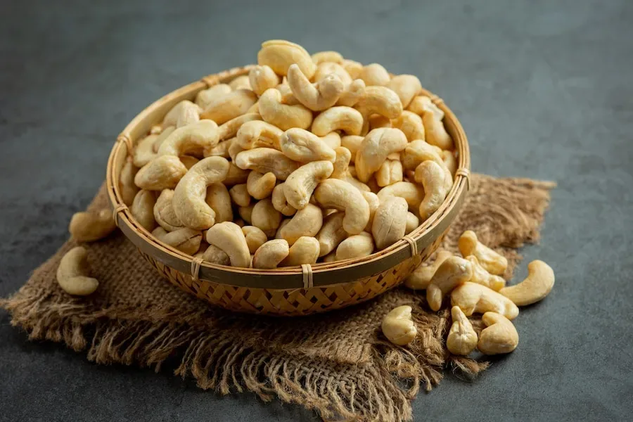 What essential nutrients like iron and zinc do cashews provide for overall health?