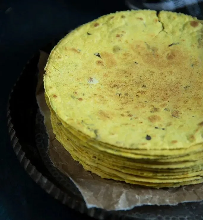 What are the classic methods and ingredients used in authentic Gujarati khakhra preparation?